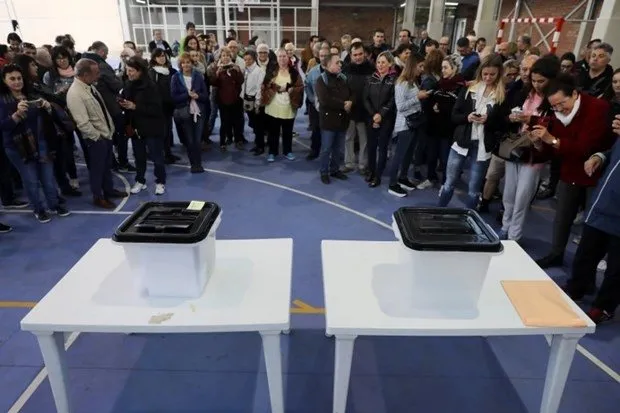 İspanya’da referandum gerginliği: Baskın düzenleniyor