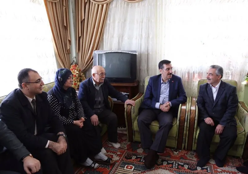 Bakan Tufenkci Sehit Ailesini Ziyaret Etti Son Dakika Haberler