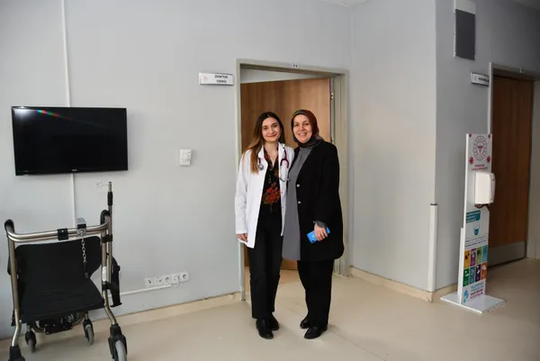 anne-kiz-hayallerine-birlikte-yuruduler-hemsire-anne-ve-doktor-kizi-ayni-hastanede-1673675512362.jpg