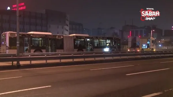 Okmeydanı’nda metrobüs reklam panosuna çarptı: 1 yaralı | Video