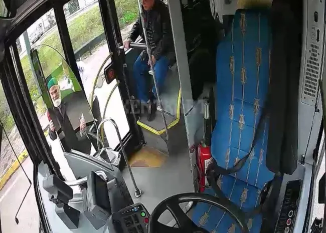 otobus-soforunden-ornek-davranis-yasli-adama-eslik-etti-1733315142242.jpg