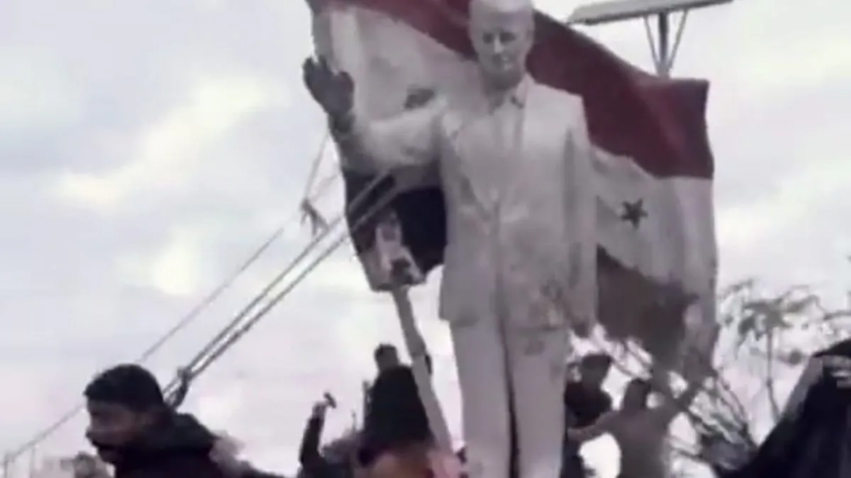 Muhaliflerin Suriye’nin Başkenti Şam'ı Almasıyla Kamışlı'da Esad heykeli yıkıldı, kutlamalar sırasında silah sesleri yükseldi