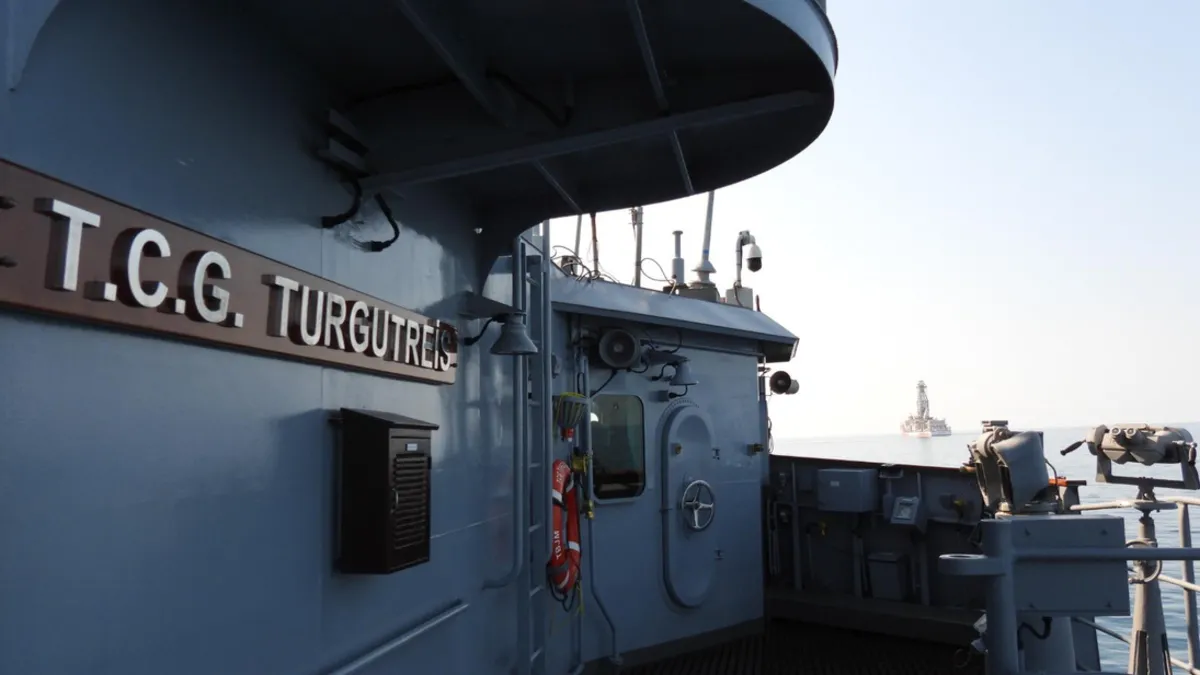TCG Turgutreis fırkateyni denizde seyrederken