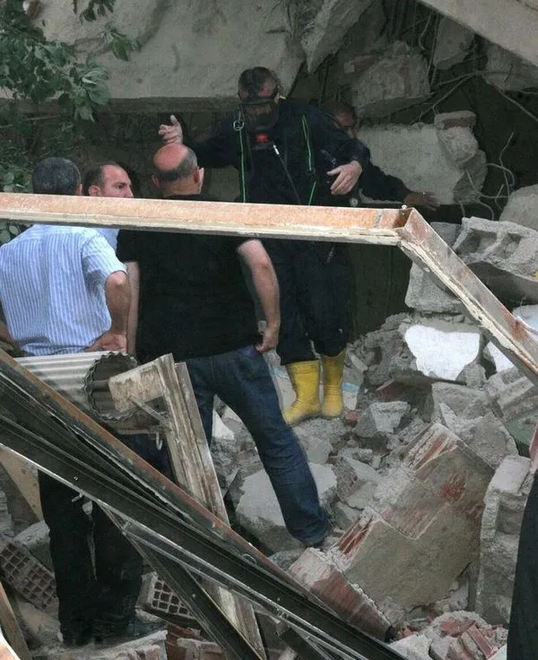 Siirt'te bina çöktü : 5 yaralı
