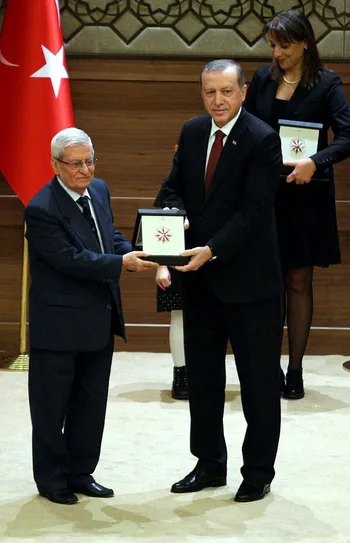 son-dakika-haberi-rasim-ozdenoren-hayatini-kaybetti-7-guzel-adamin-son-temsilcisiydi-1658570412656.jpg