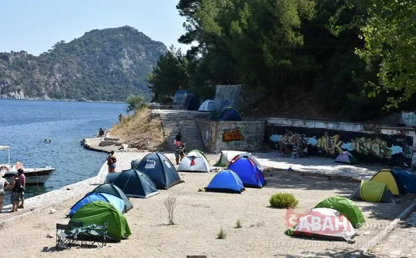 Marmaris'te boş oda bulamayanlar sahillerde çadır kurdu
