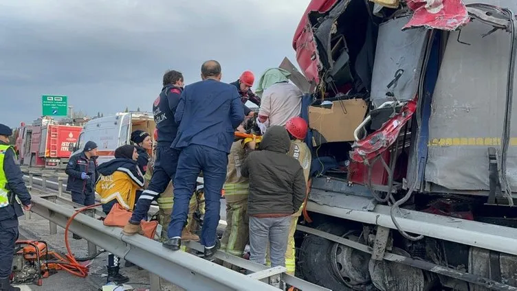 İstanbul Büyükçekmece’de feci kaza! TIR bariyerlere saplandı: Sürücü böyle kurtarıldı…