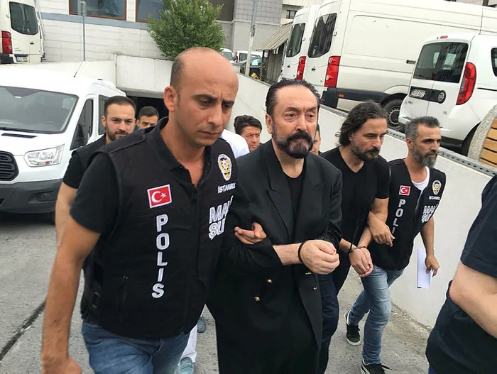 adnan-oktara-gonderilen-erotik-fotograflar-cezaevini-harekete-gecirdi-1658399280392.jpg