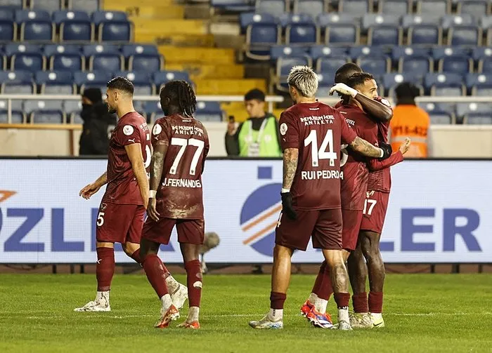 lig-sonuncusu-adana-demirspor-hataysporu-3-golle-gecti-ozan-demirbag-llig-tarihine-gecti-1734981299699.jpeg