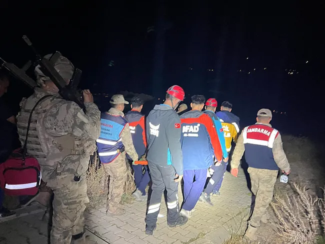 kayaliklardan-dustu-15-saat-sedye-ile-tasinip-ambulansa-ulastirildi-1759260436339.jpeg