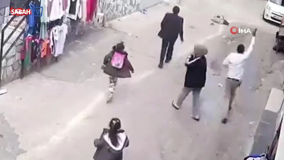 Gaziantep’te dehşete düşüren kaza kamerada: Motosiklet küçük kıza çarpıp kaçtı! | Video videosunu izle Gaziantep’te dehşete düşüren kaza kamerada: Motosiklet küçük kıza çarpıp kaçtı! | Video videosunu izle