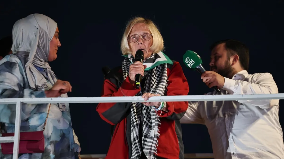 İstanbul’da binlerce kişi İsrail’in Global Sumud Filosu’na yaptığı baskını protesto etti İstanbul’da binlerce kişi İsrail’in Global Sumud Filosu’na yaptığı baskını protesto etti