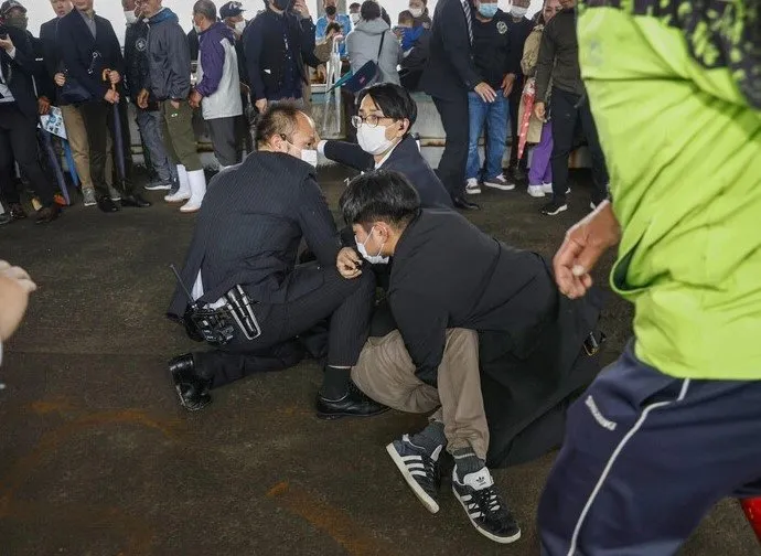 Japonya’da suikast alarmı! Japon Başbakan Kişida’nın ziyaretinde patlama yaşandı