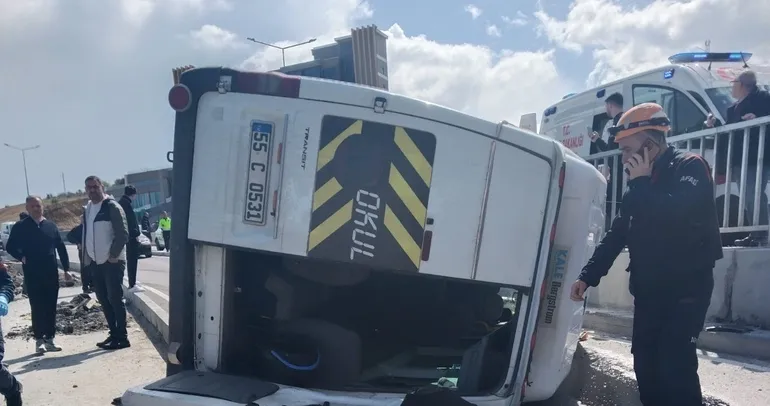 Samsun’da korkutan kaza: Minibüs kavşakta devrildi!