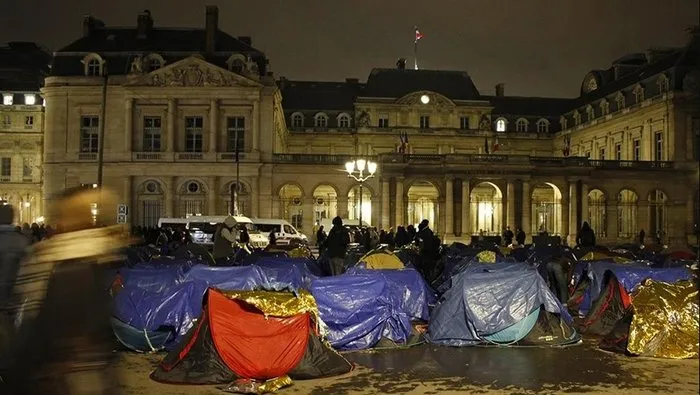 Fransa’da barınma krizi: Paris’in vaadi boşa çıktı! Sokakta kalan çocuk sayısı artıyor