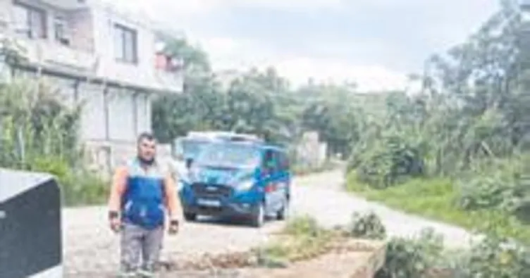 Temizlik işçisi çöp konteynerini boşaltmak isterken dereye düştü