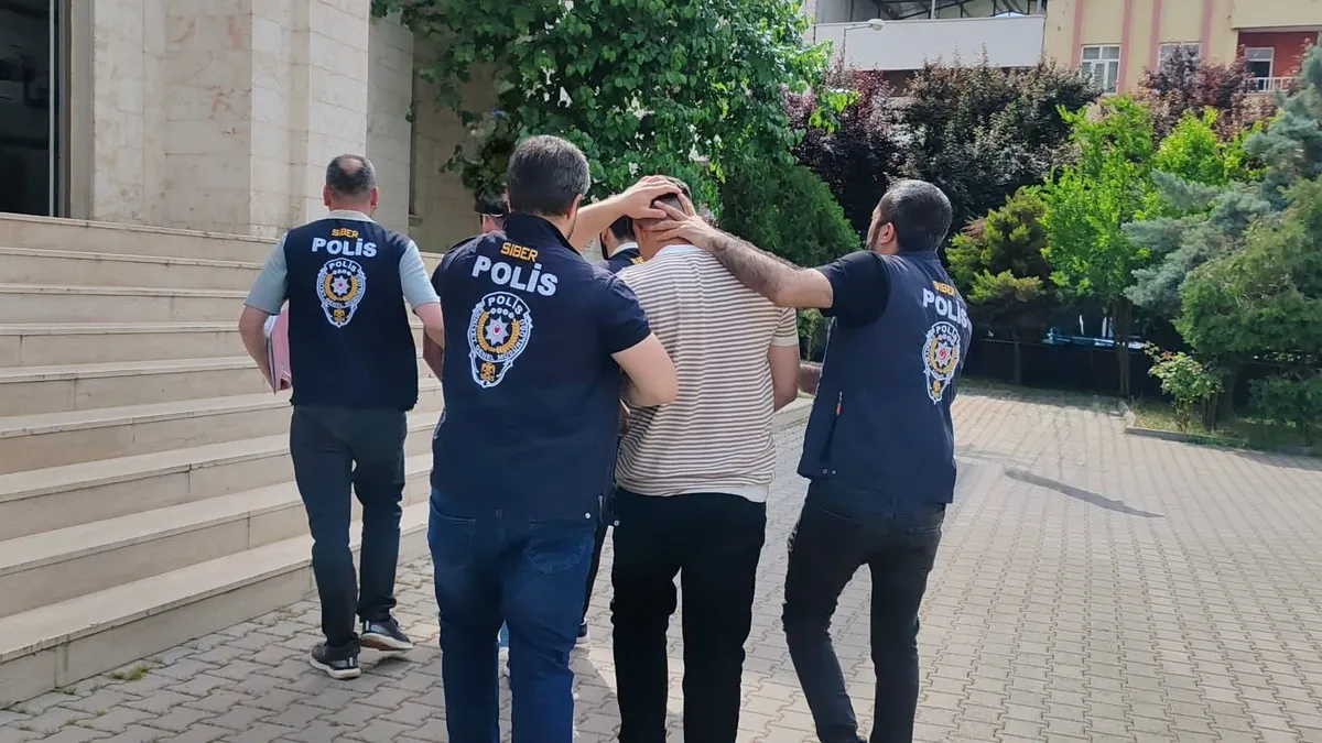 Siirt Emniyet Müdürlüğü binası önünde toplanmış polis ekipleri ve ele geçirilen dijital materyaller.