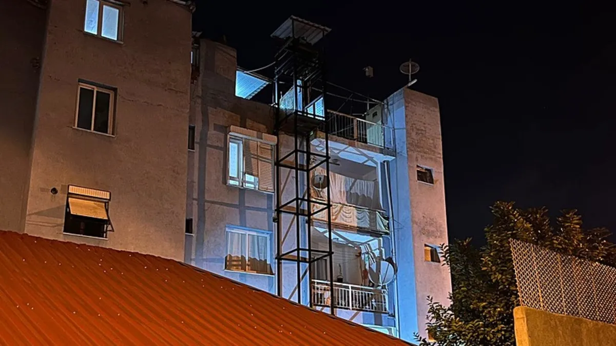 Kardeşi için yaptırdığı engelli asansöründen düşerek öldü Kardeşi için yaptırdığı engelli asansöründen düşerek öldü