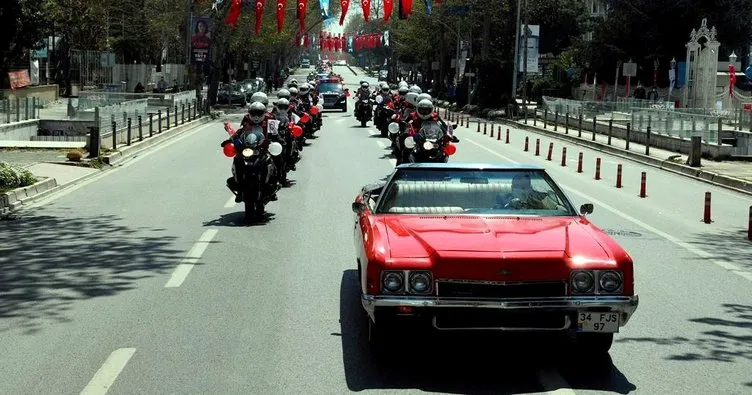 Bağdat Caddesinde 23 Nisan motosikletli polis korteji tur attı