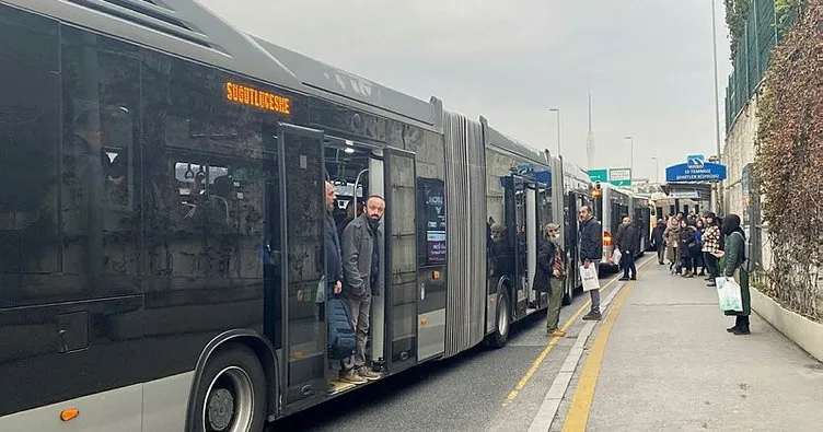 İstanbul’da arızalanan metrobüs, seferlerde aksamaya neden oldu