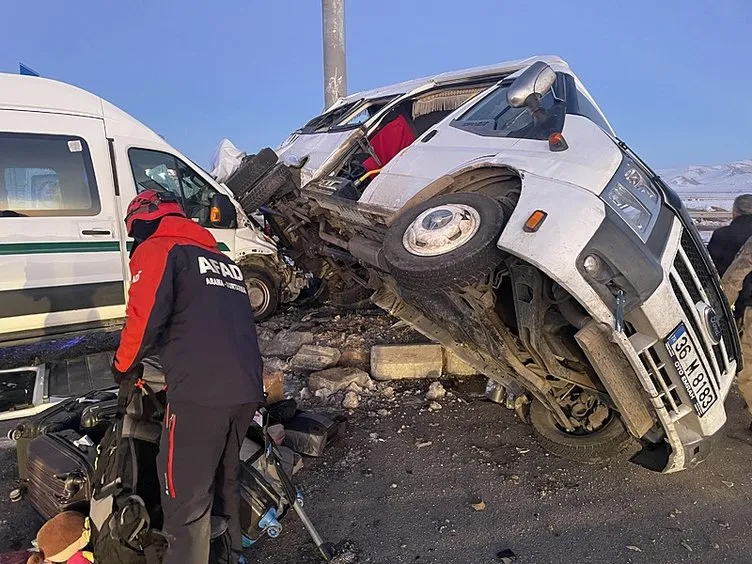 Kars’ta ortalık can pazarına döndü: Feci kazada 1’i ağır 20 yaralı!