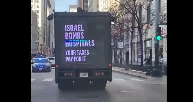 İsrail’in savaş suçları ABD caddelerinde kamyonetle duyuruluyor İsrail’in savaş suçları ABD caddelerinde kamyonetle duyuruluyor