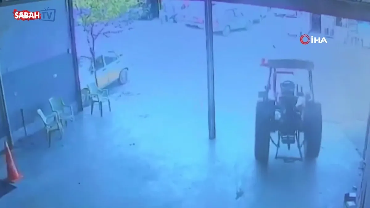 El freni çekilmeyen traktör metrelerce ilerledi, yoldan geçen sürücü durdurdu! O anlar kamerada | Video videosunu izle El freni çekilmeyen traktör metrelerce ilerledi, yoldan geçen sürücü durdurdu! O anlar kamerada | Video videosunu izle