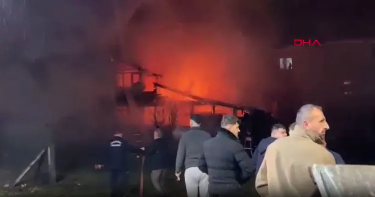 Sakarya’da tek katlı ahşap ev alev alev yandı