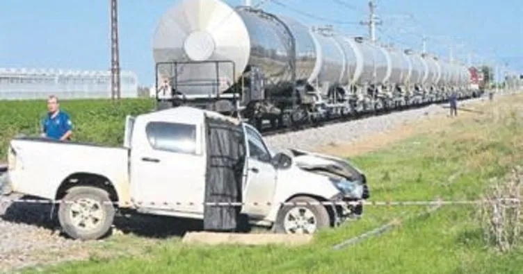 Yük treni kamyonete çarptı: 1 ölü,1 yaralı