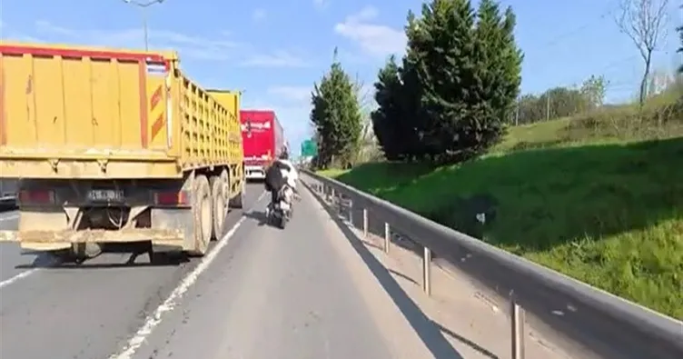 Ataşehir TEM Otoyolu’nda dehşet anları! Motosiklette saç saça baş başa kavga ölümle bitiyordu: O anlar kamera kaydında...