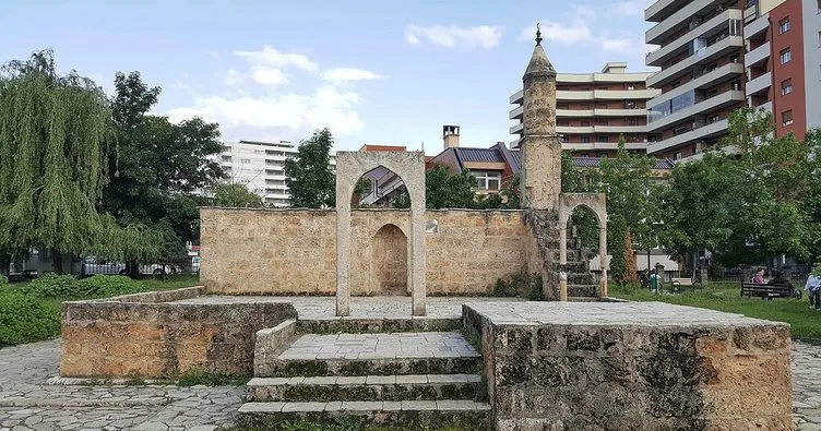 Kosova’da saldırıya uğrayan tarihi camide teravih namazı kılındı