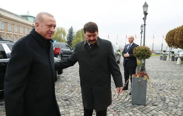 Başkan Erdoğan Macaristan'da! Macaristan Cumhurbaşkanı Janos Ader ile görüştü