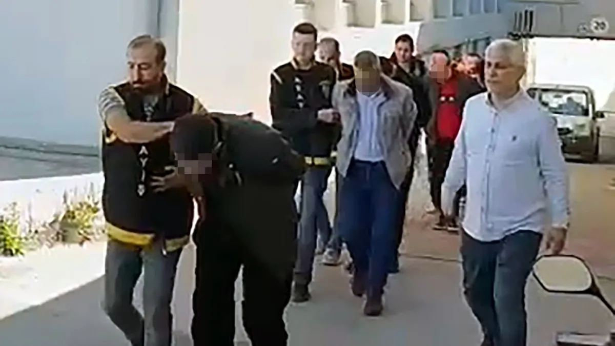 Adana merkezli 10 ilde operasyon! Kamu görevlisi olarak gibi davranıp 14 milyon dolandırdılar Adana merkezli 10 ilde operasyon! Kamu görevlisi olarak gibi davranıp 14 milyon dolandırdılar
