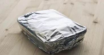 Kalan yemeği folyoya saranlar dikkat! Alüminyumu çürütüp yemeğe karıştıran 4 besin