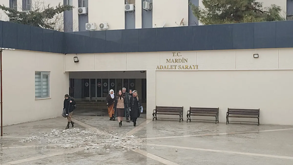 Aracına bomba koyan oğlunun tahliyesini istedi! Aracına bomba koyan oğlunun tahliyesini istedi!