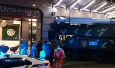 Kiev’de füze taşıyan askeri araç binaya çarptı