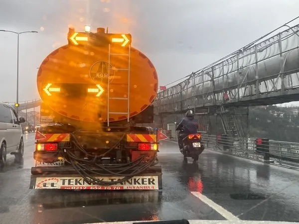 FSM Köprüsü’nde yürekleri ısıtan görüntüler: Motosiklet sürücüsüne böyle siper oldu