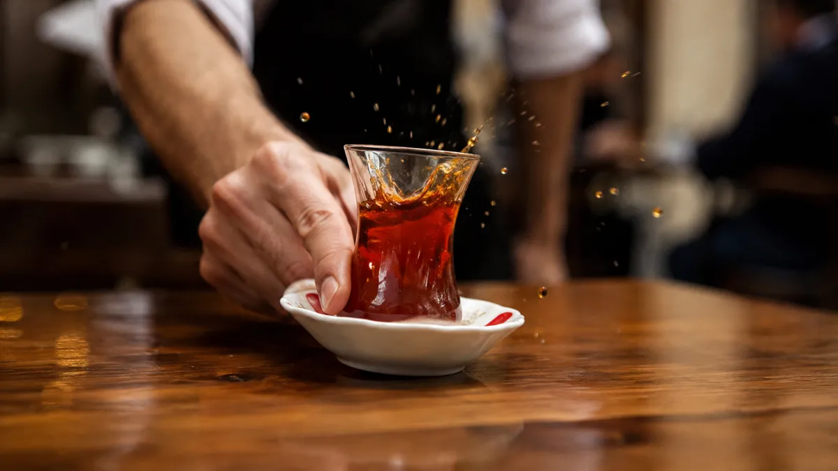 Çay bardağını sert koydu diye işten atıldı! Çalışanlar için dikkat çeken emsal karar Çay bardağını sert koydu diye işten atıldı! Çalışanlar için dikkat çeken emsal karar