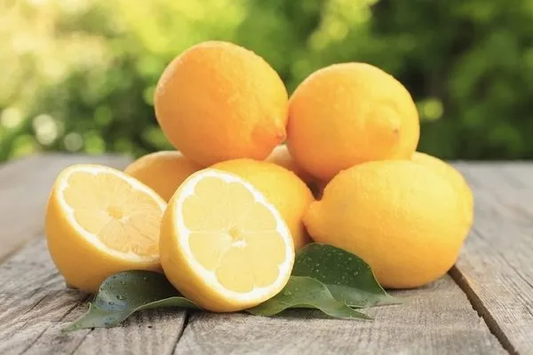 Yatağınızın başucunda limonla uyumanın şok edici faydası