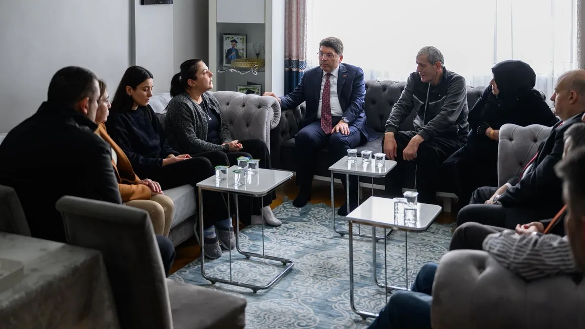 Bakan Tunç’tan Atlas Çağlayan’ın ailesine ziyaret Bakan Tunç’tan Atlas Çağlayan’ın ailesine ziyaret