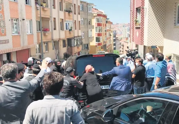 son-dakika-imamoglunu-protestoda-yerlerde-suruklenmisti-ayse-topcunun-oglundan-flas-aciklama-1622002610543.jpeg CHP’li İmamoğlu'nu protestoda yerlerde sürüklenen Ayşe Topçu'nun oğlu: İmamoğlu kapıyı açarak araç kapısıyla anneme vurdu - 5