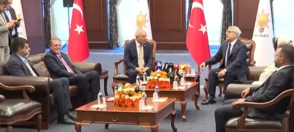 son-dakika-ak-parti-ve-chp-heyetleri-bayramlasti-huseyin-yaymandan-aciklama-turkiyenin-onu-aydinliktir-1779951032695.jpg