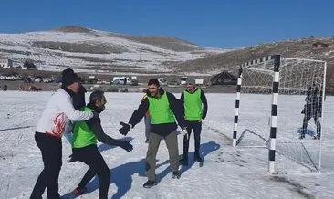 Donan göl üzerinde futbol keyfi