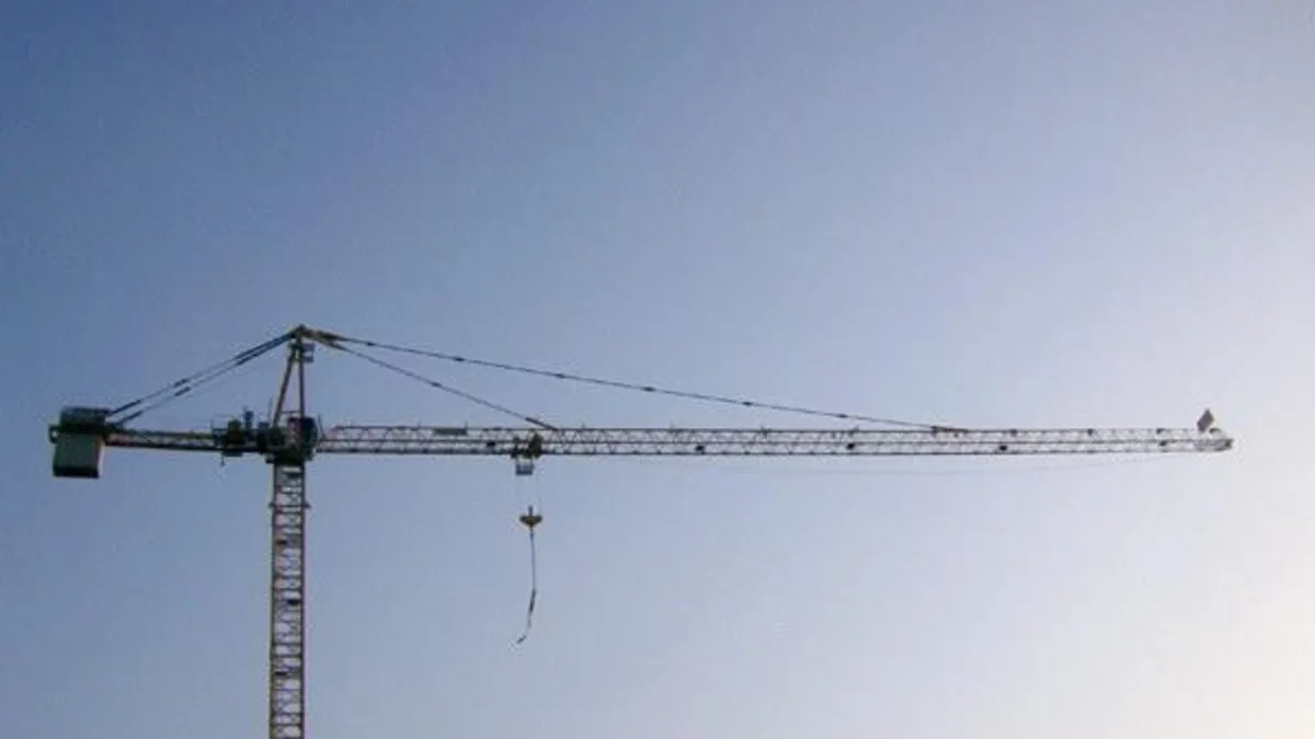 Avcılar’da parasını alamadığını iddia eden işçi kule vince çıktı! Avcılar’da parasını alamadığını iddia eden işçi kule vince çıktı!