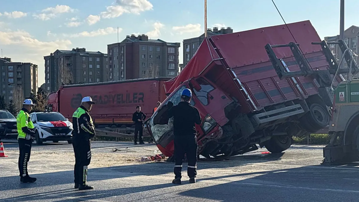 Bayrampaşa’da kamyonet ile otomobil çarpıştı: 7 kişi yaralandı Bayrampaşa’da kamyonet ile otomobil çarpıştı: 7 kişi yaralandı