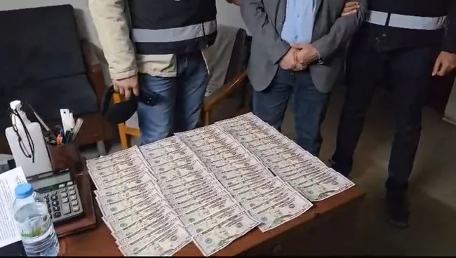 sahte-dolar-panigi-sonrasi-ankara-cumhuriyet-bassavciligi-dugmeye-basti-4-supheli-yakalandi-1733215388405.jpg