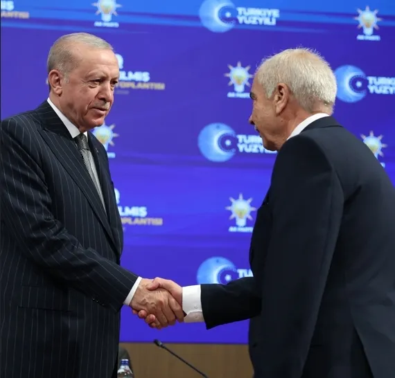 SON DAKİKA... Mesut Özarslan, Rasim Arı ve Mehmet Özcan AK Parti'de! Rozetlerini Başkan Erdoğan taktı