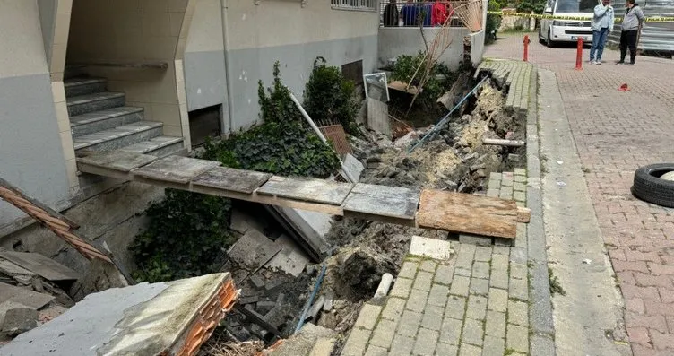 Yer İstanbul: Kaldırım çöktü 4 katlı bina...