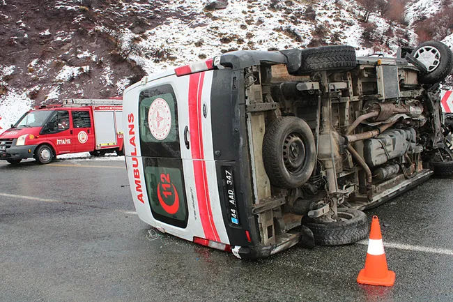 ambulans-ile-kamyonet-kafa-kafaya-girdi-7-yarali-1735323460455.jpeg