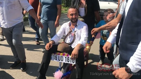 Boynuna öküz çanı takılan damat, el arabasıyla gezdirildi